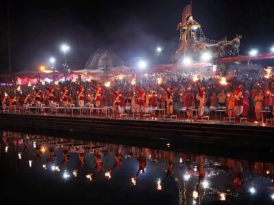 Evening Ganga Aarti ceremony at Triveni Ghat in Rishikesh Evening Ganga Aarti ceremony at Triveni Ghat in Rishikesh